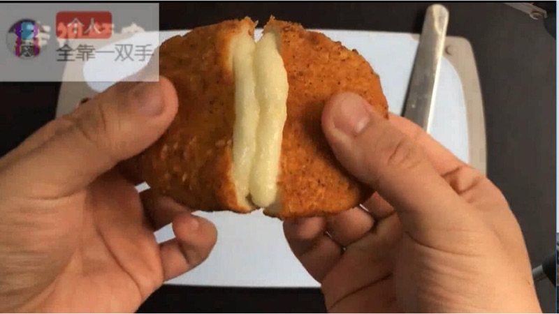 试吃网上买的超白金网红爆浆鸡排半成品,这是啥呀,怎么和想象中的完全不一样
